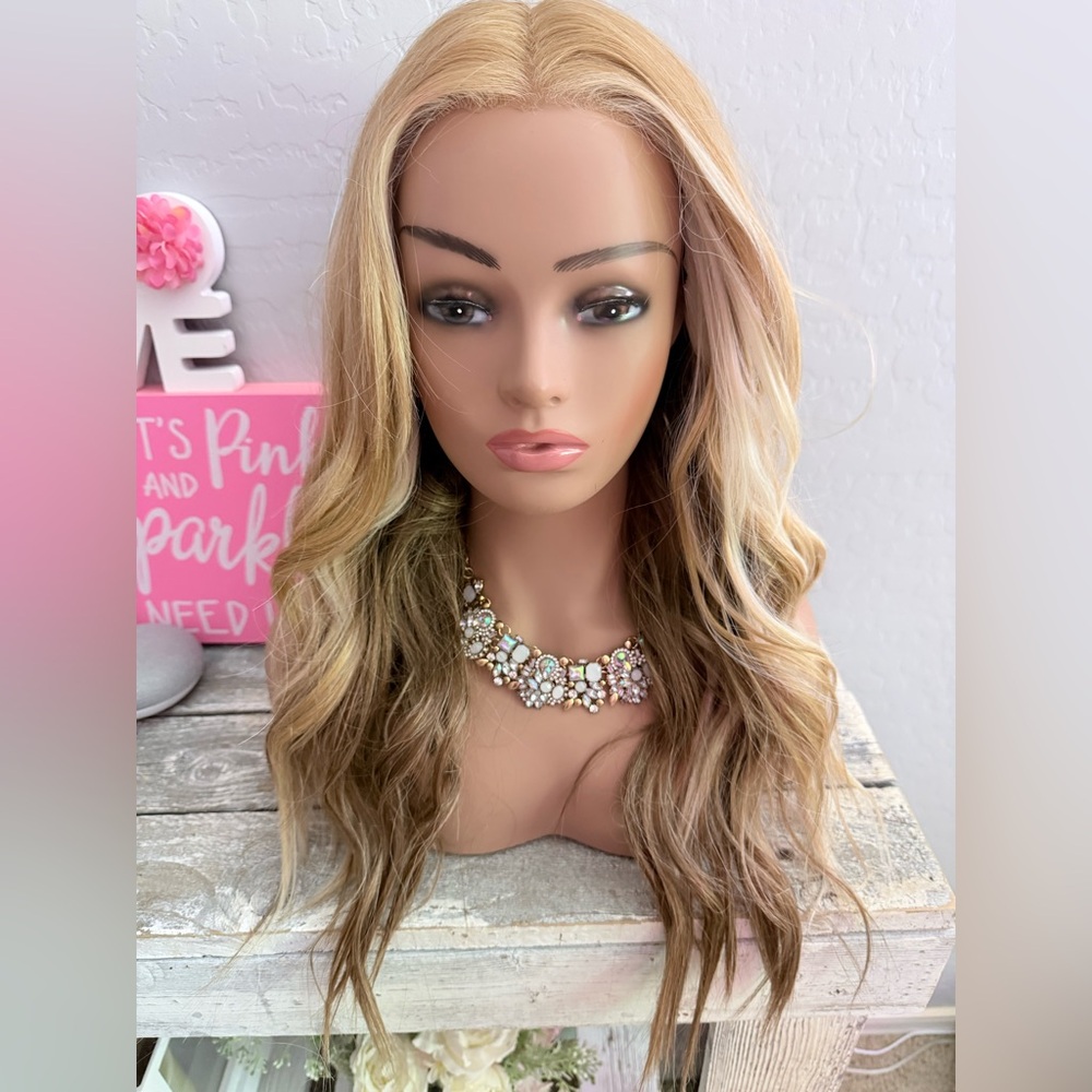 CSC Blonde Beach Wave Women’s Wig
Standard cap. Approx 20”

Bin 2